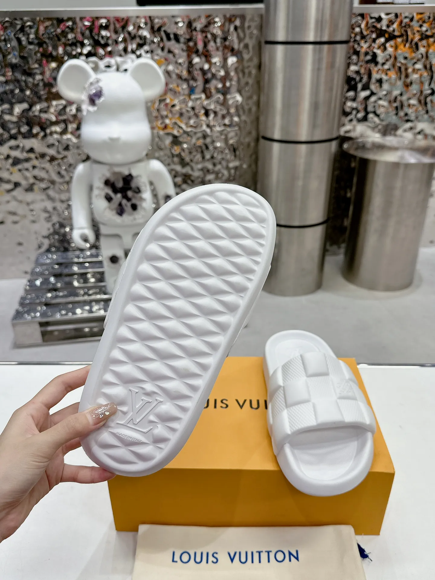 [L Home] P: 280💰 ▪️Shoe size: Women's 35-40 Men's 38-46▪️Packaging: Counter top quality~original packaging 𝟐𝟎𝟐5 Louis Vuitton counter's new embossed slippers, lv monogram embossed slippers, Waterfront sandals are back with a new look, and the upper buckle is embossed with lv's iconic Monogram pattern. Made of waterproof rubber with a comfortable and resilient insole. The lightweight, flexible outsole is embossed with the Louis Vuitton logo. ▪️Fabric: Original molded rubber foam surface ▪️Technology: embossed logo ▪️Sole: Original molded rubber foam outsole ▪️Sole thickness: 3CM.